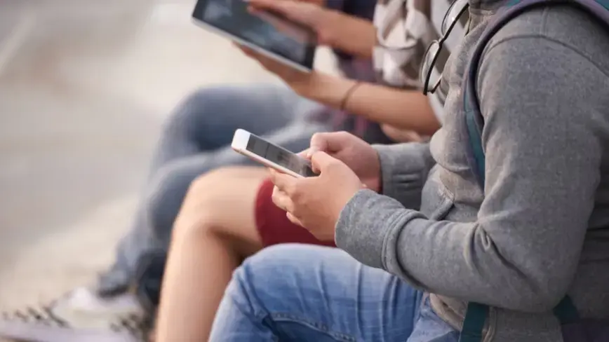 Australian Teens Defy Social Media Ban