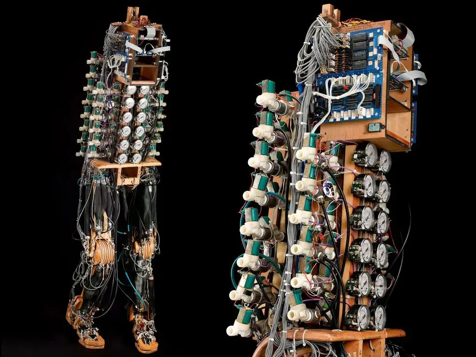 Bipedal Robot Uses Pneumatic "Air-Muscles"