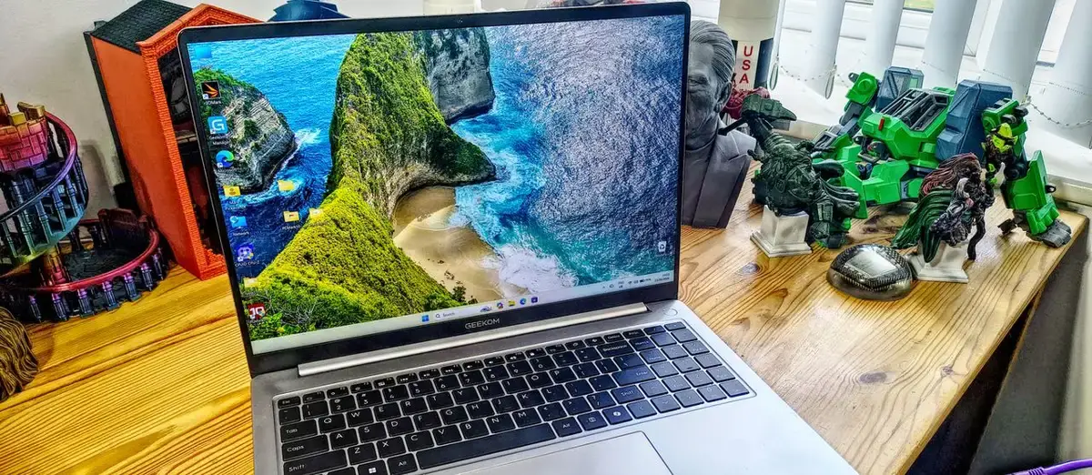 Business Laptop Review: Geekom GeekBook M16