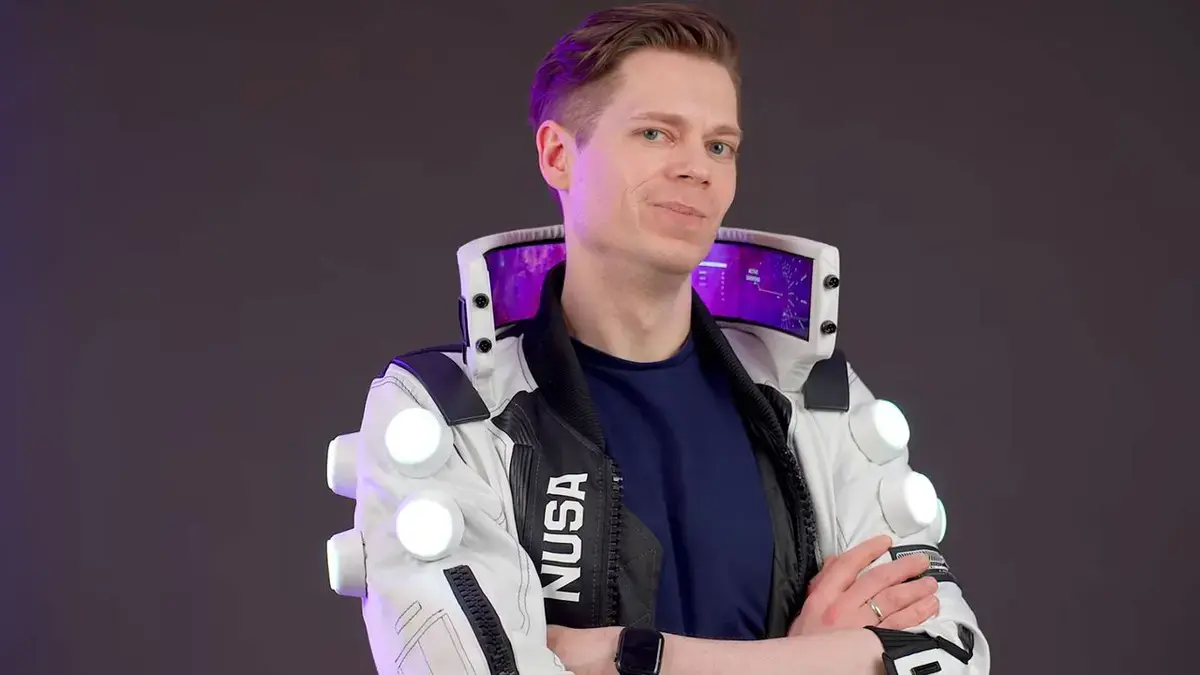Cyberpunk 2077 Cosplay Jacket Boasts Flexible OLED Collar