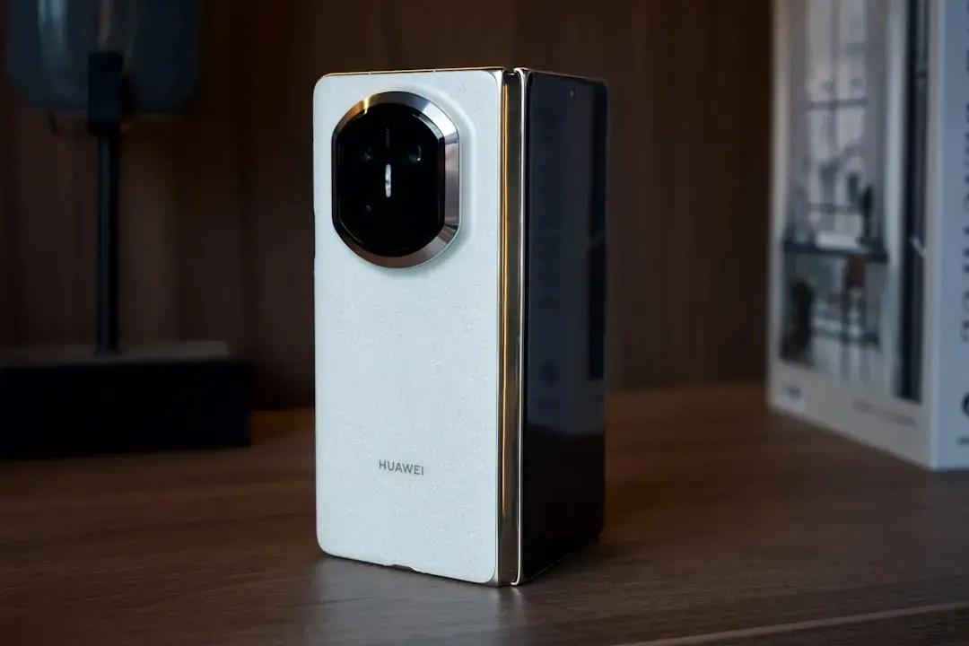 Huawei Mate XT2 Combines Tri-Fold Design with Samsung Privacy Display