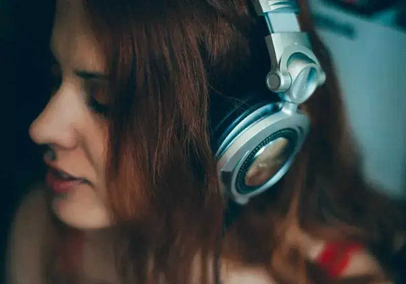 Researchers Demonstrate Long-Range Eavesdropping on Headphones via Electromagnetic Leakage
