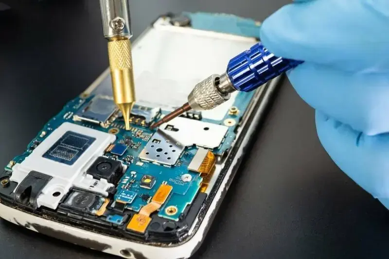 Smartphone Manufacturers Ignore New European Repairability Mandates