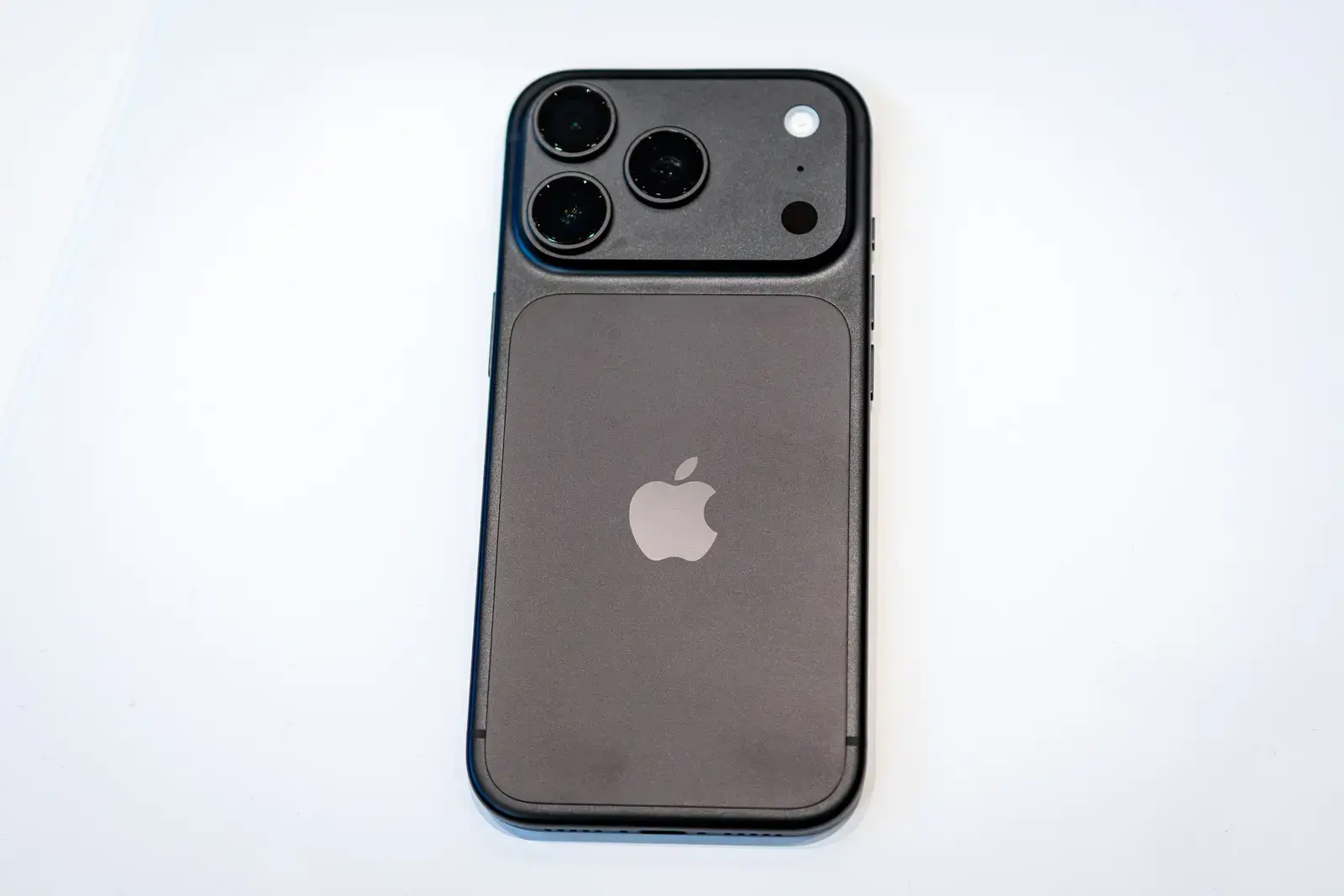 The black iPhone Pro returns to Apple's lineup