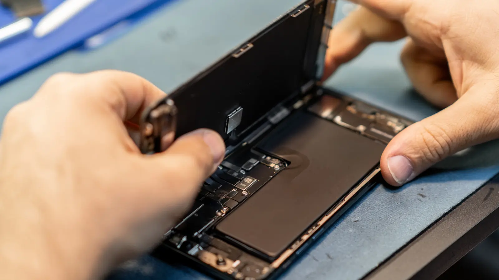 Why Some Smartphones Have Worse Repairability Than Others
