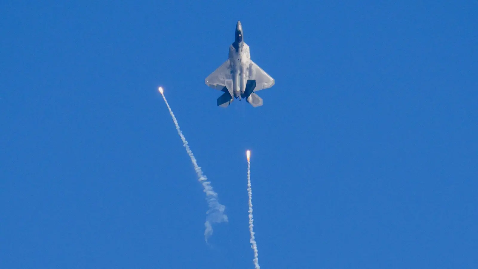 F-22 Pilot Commands Autonomous Drone in Simulated Combat Test