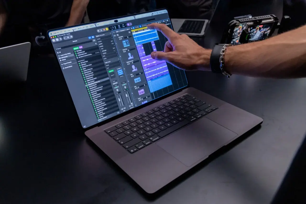 MacBook Pro with ProLED XDR Display Redefines the Laptop Experience