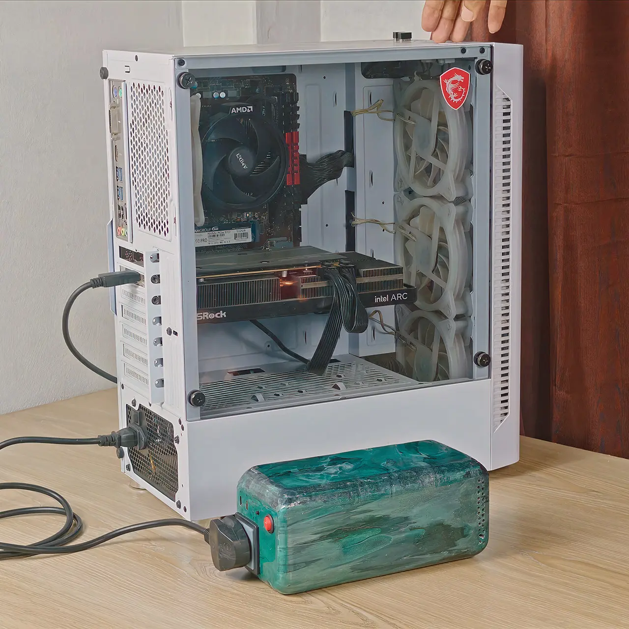 One Hand Power Station Runs Full Desktop PC Using Brick-Shaped Batteries